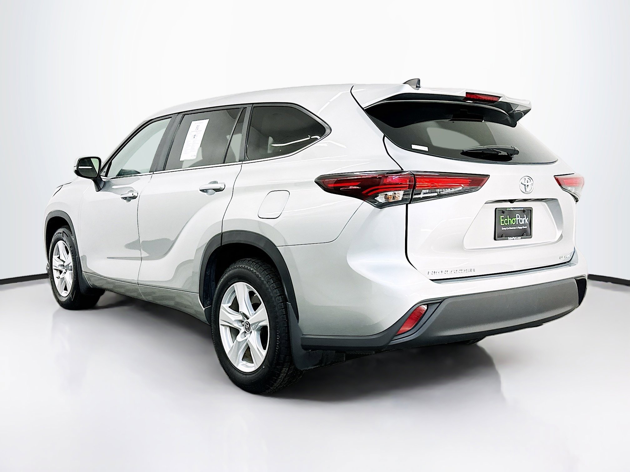 Used 2024 Toyota Highlander LE image 5