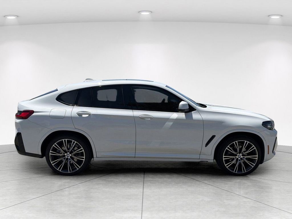 Used 2022 BMW X4 xDrive30i w/ M Sport Package AWD/4WD image 3
