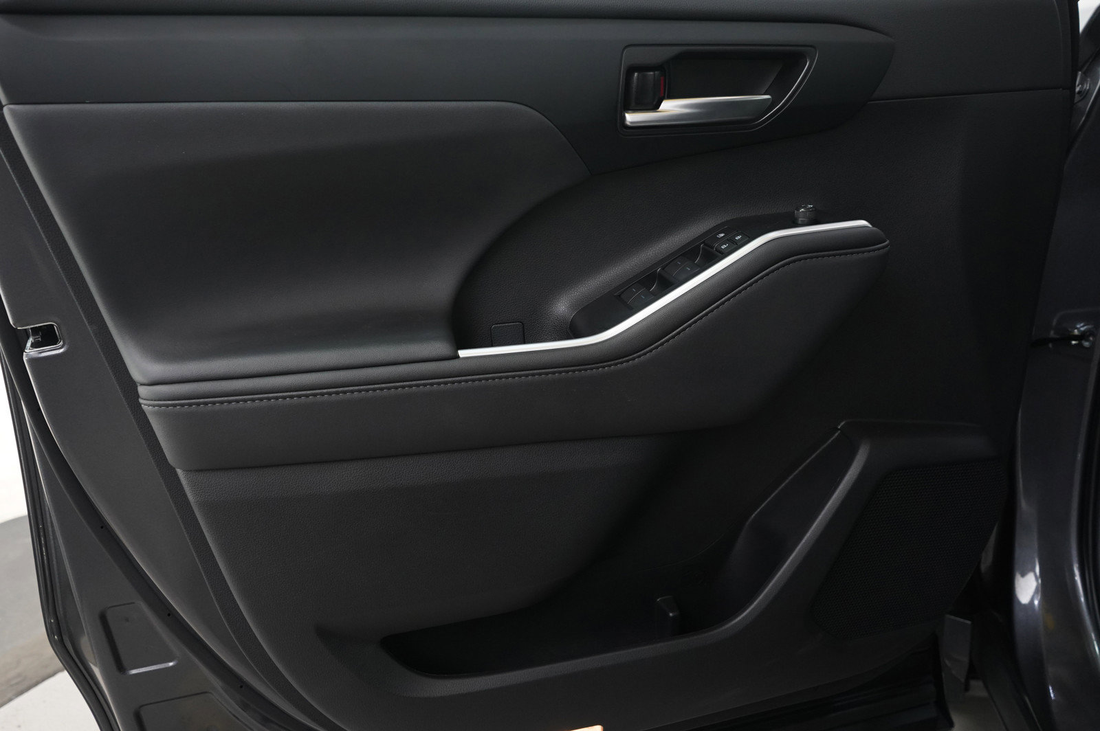 Used 2024 Toyota Highlander XLE image 16