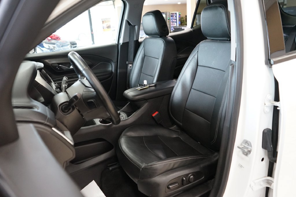 Used 2023 GMC Terrain SLT FWD image 2