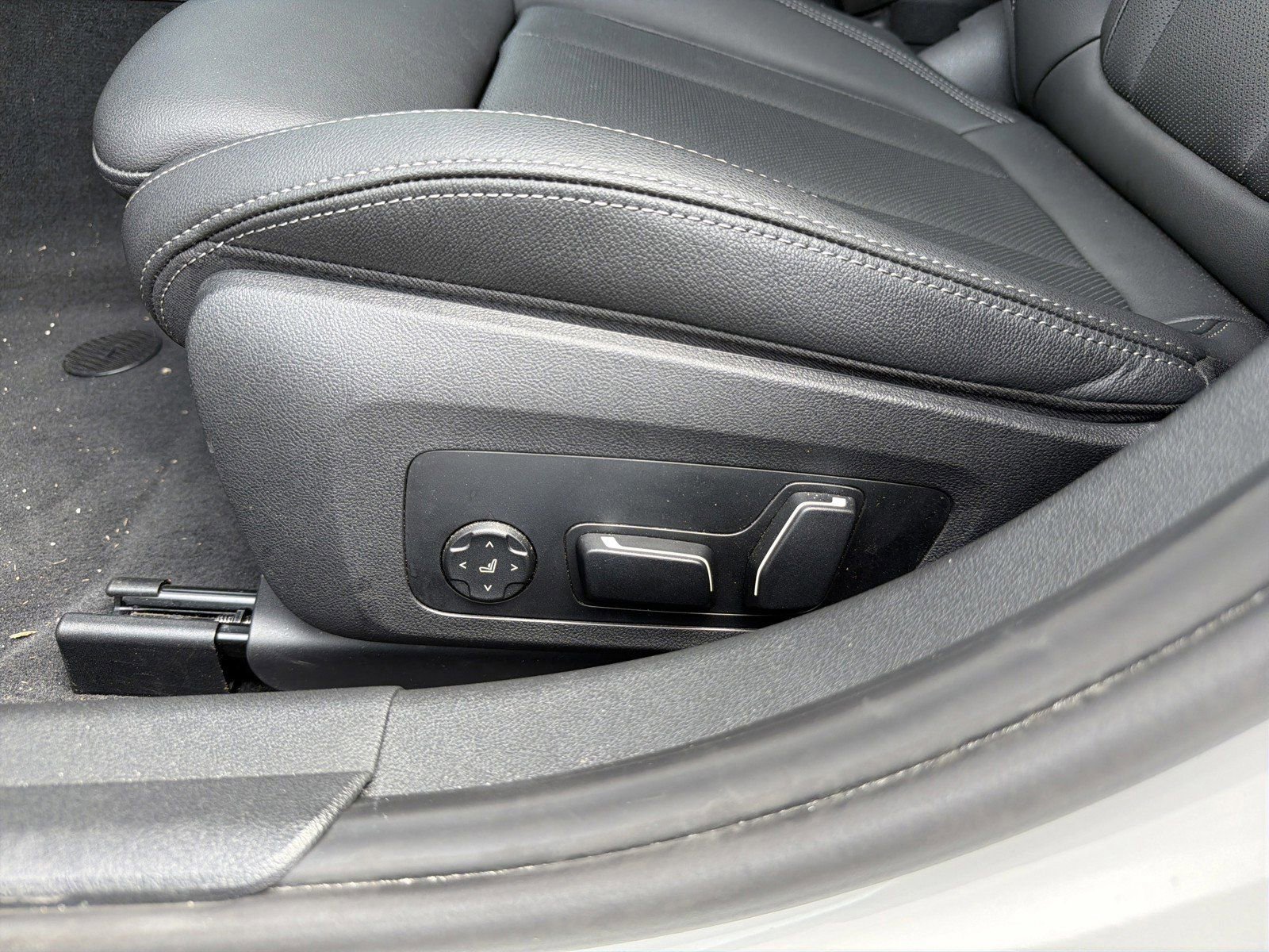 Certified 2025 BMW 330i xDrive Sedan AWD/4WD image 23