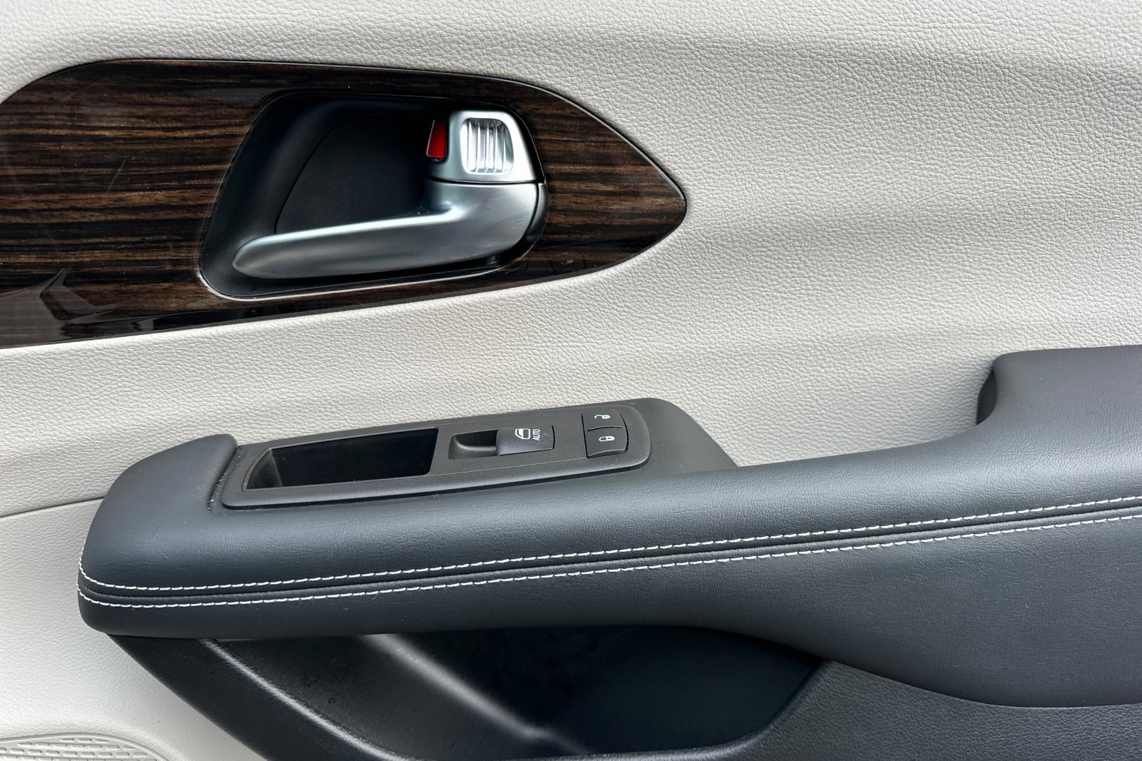 Used 2023 Chrysler Pacifica Limited w/ Uconnect Theater Family Group image 20