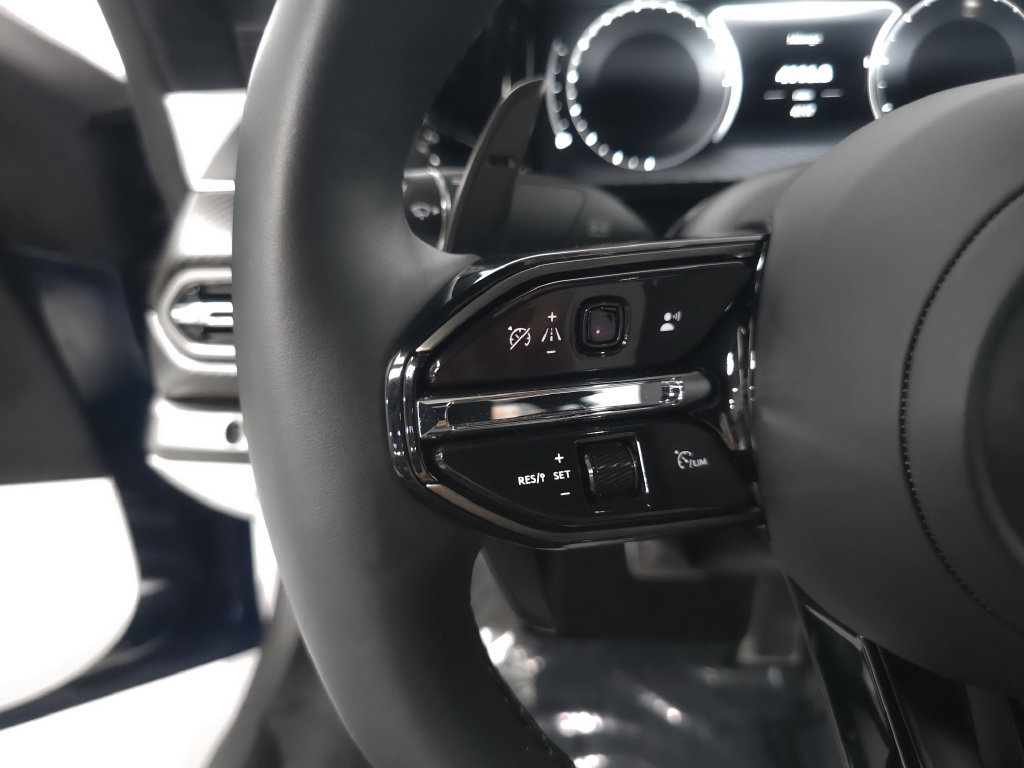 Used 2025 Aston Martin V8 Vantage Coupe RWD image 13