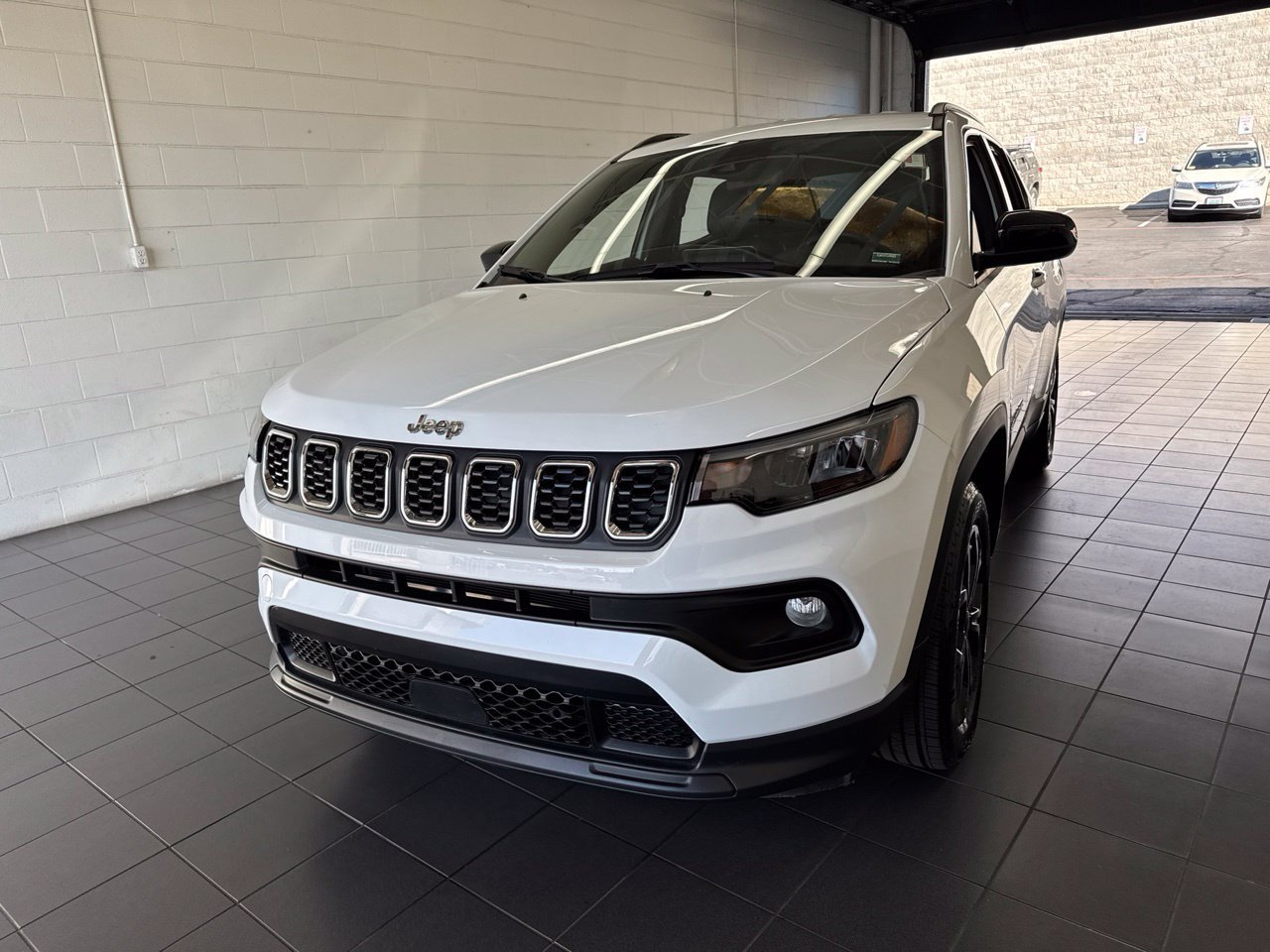 Used 2025 Jeep Compass Latitude AWD/4WD image 3