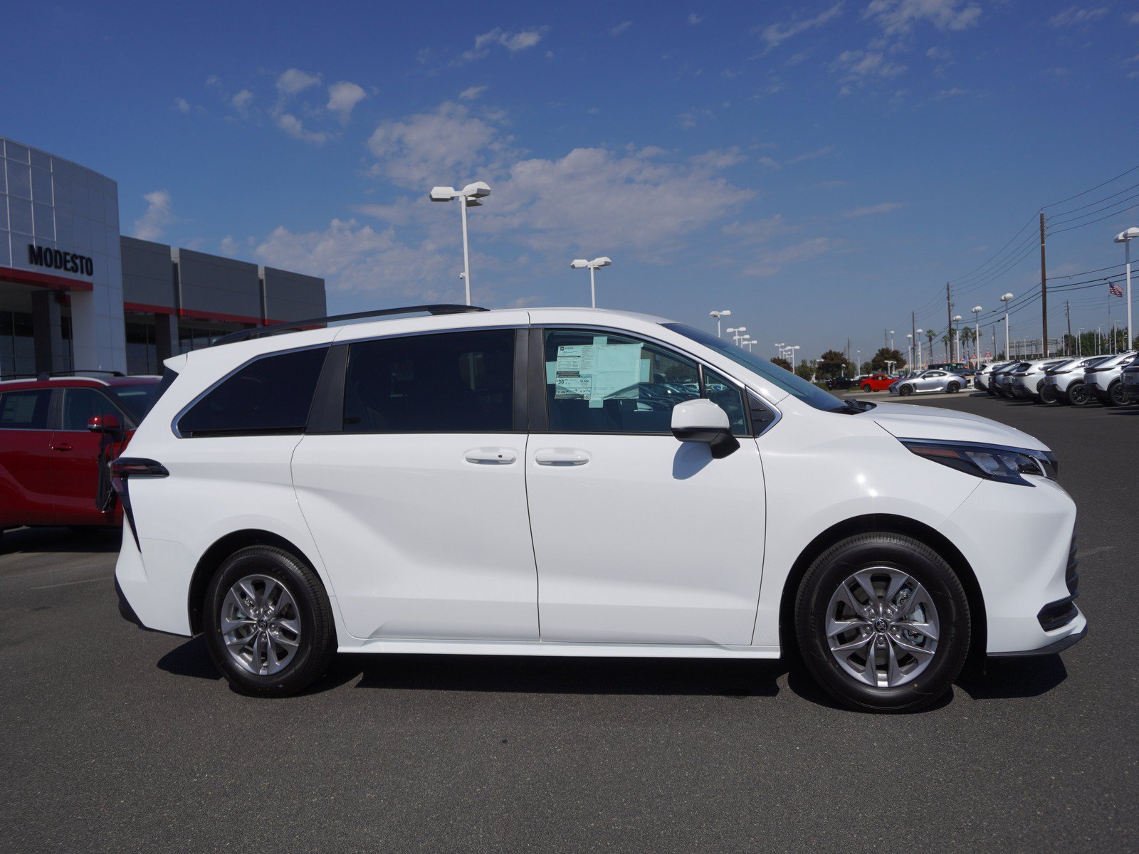 New 2026 Toyota Sienna LE FWD image 4