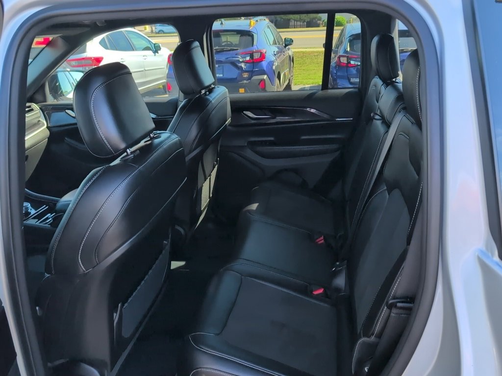 Used 2023 Jeep Grand Cherokee Altitude image 11