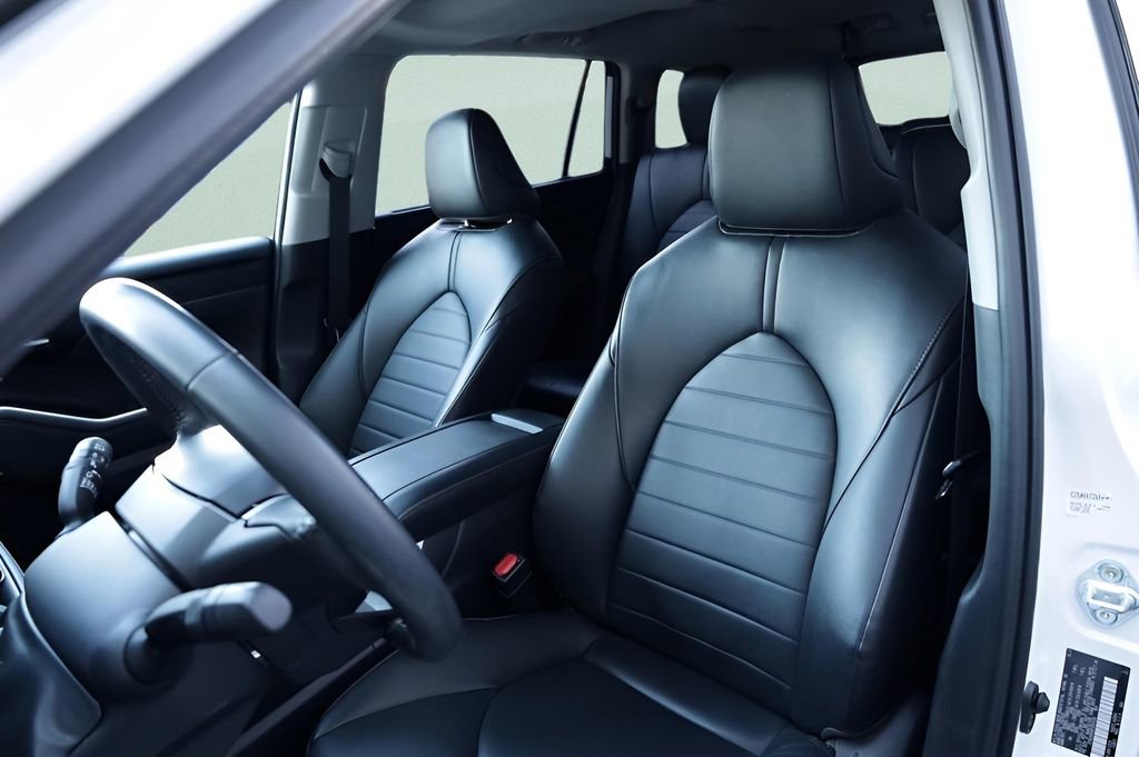 Used 2023 Toyota Highlander XLE image 9