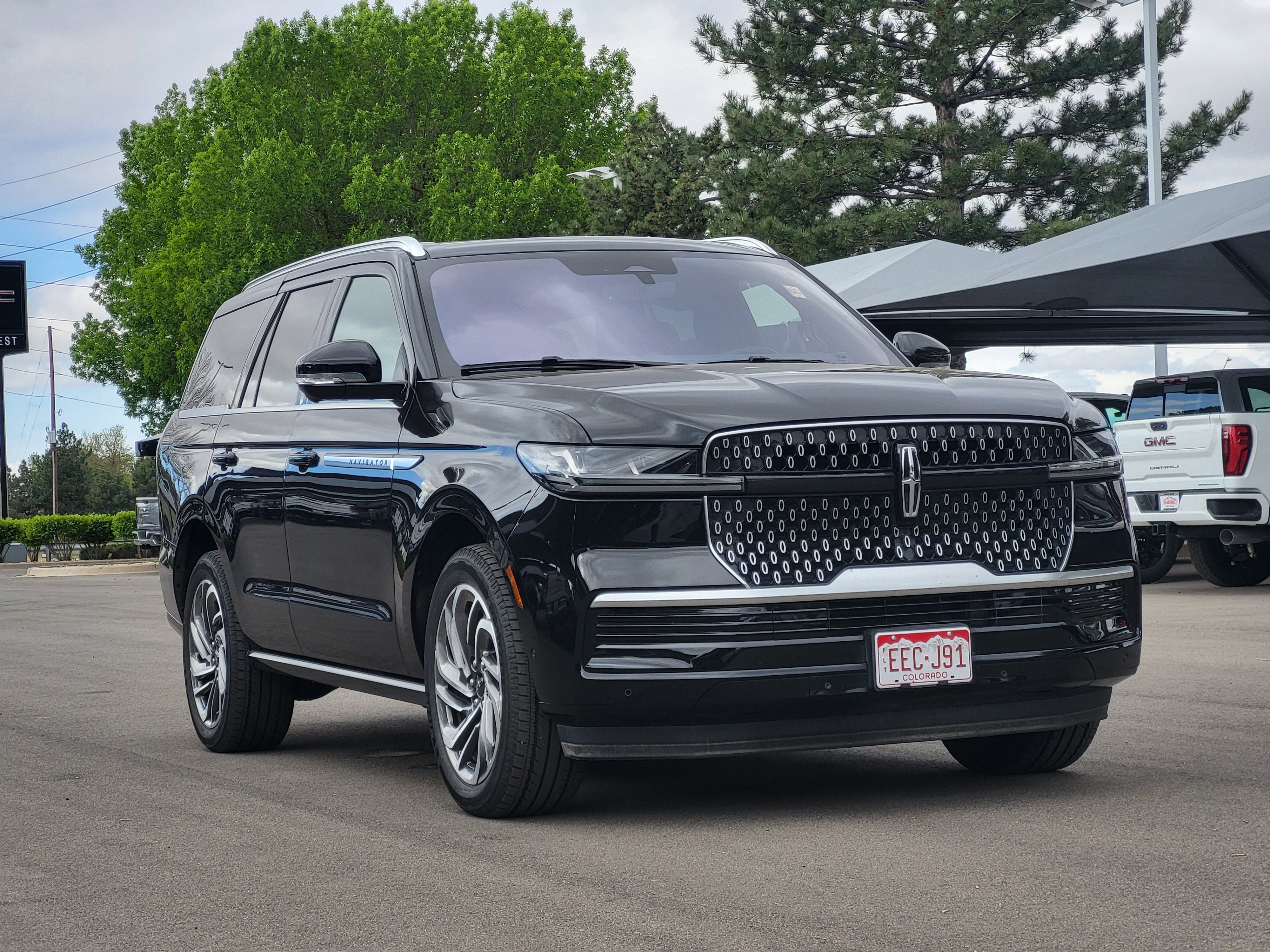 Used 2025 Lincoln Navigator Reserve image 3