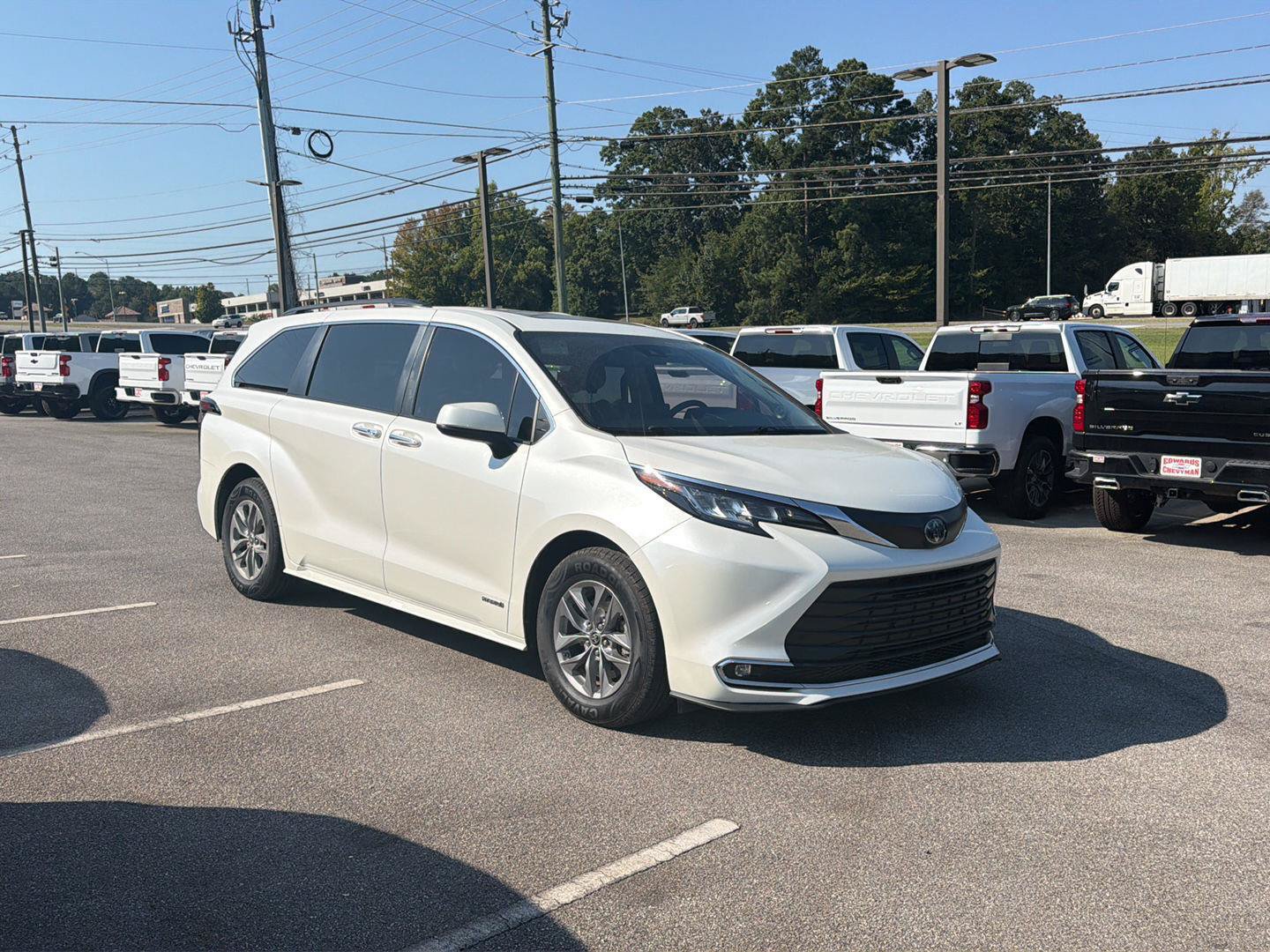Used 2021 Toyota Sienna XLE w/ XLE Plus Package FWD image 4