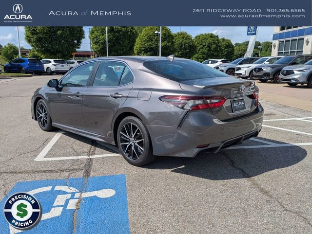 Used 2022 Toyota Camry SE w/ Cold Weather Package FWD image 4