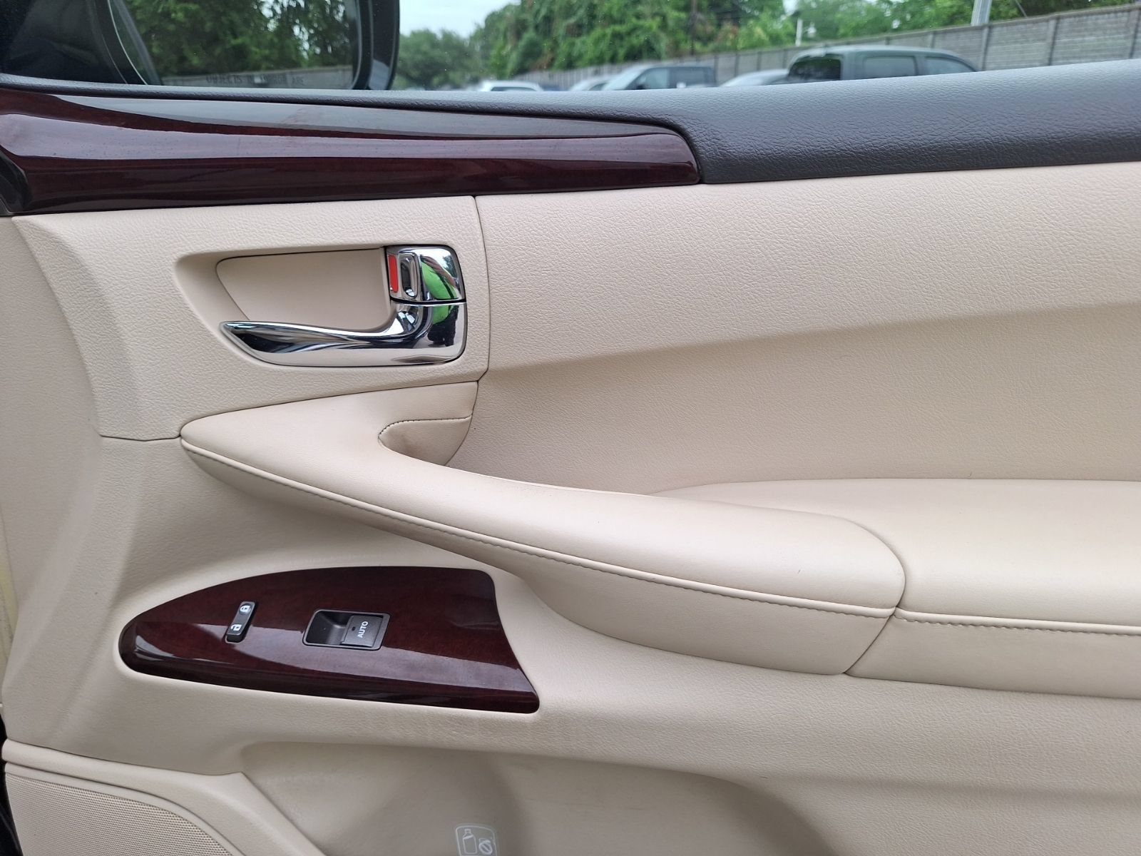 Used 2013 Lexus LX 570 4WD w/ Luxury Pkg image 37