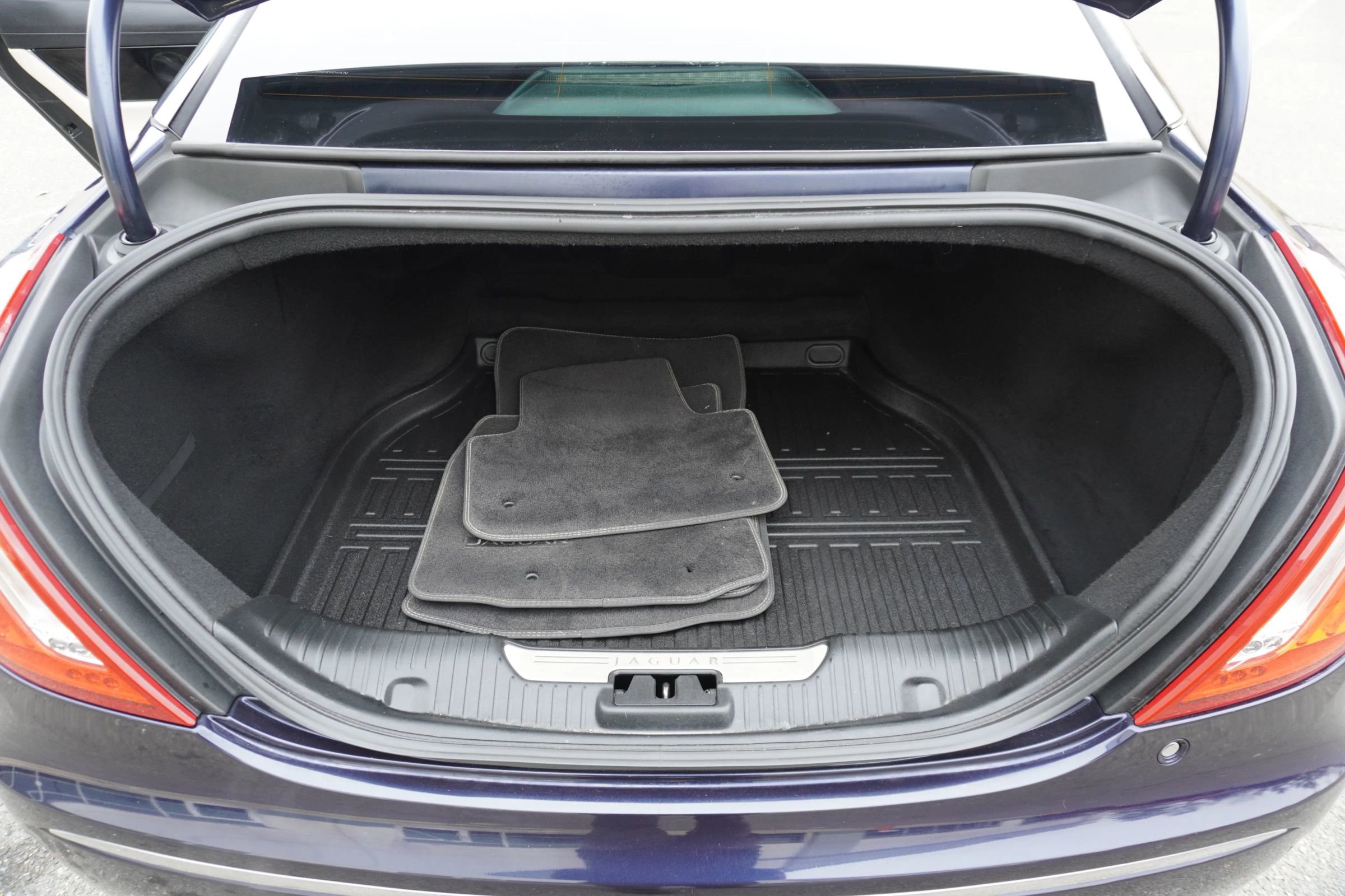 Used 2015 Jaguar XJ image 32