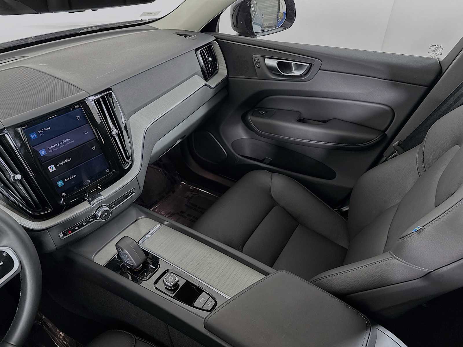 Certified 2025 Volvo XC60 T8 Plus w/ Protection Package Premier image 22