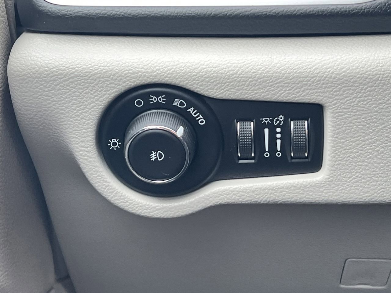 Used 2018 Chrysler Pacifica Touring Plus w/ Tire & Wheel Group image 16