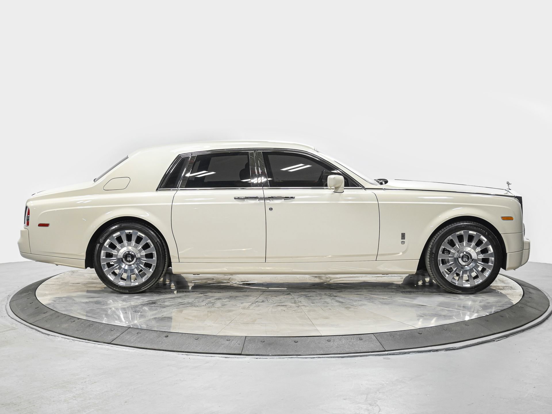 Used 2004 Rolls-Royce Phantom Sedan RWD image 8