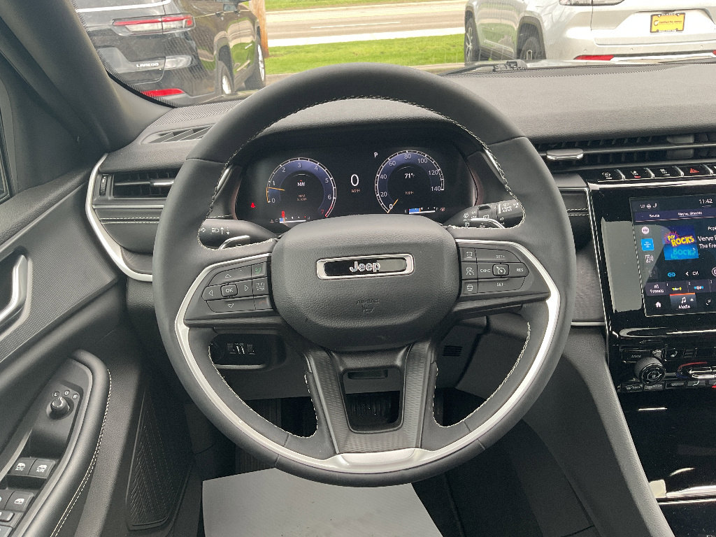 Used 2023 Jeep Grand Cherokee Altitude AWD/4WD image 11