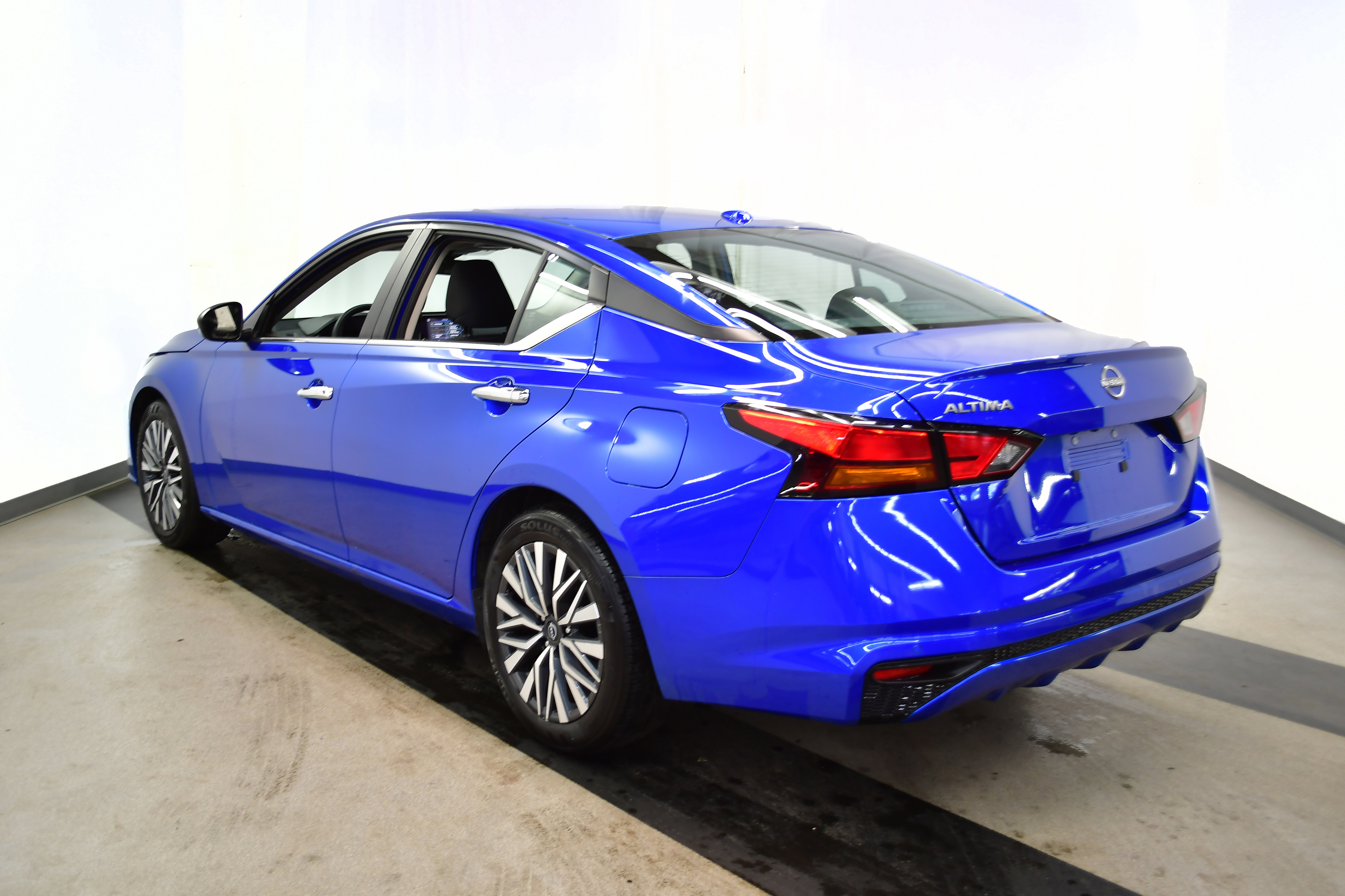 Used 2025 Nissan Altima 2.5 SV image 5