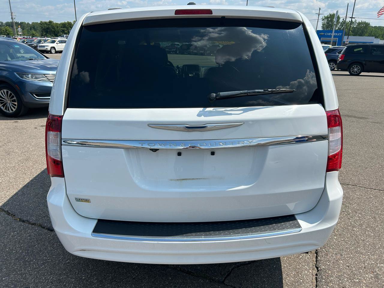 Used 2014 Chrysler Town & Country Touring FWD image 6