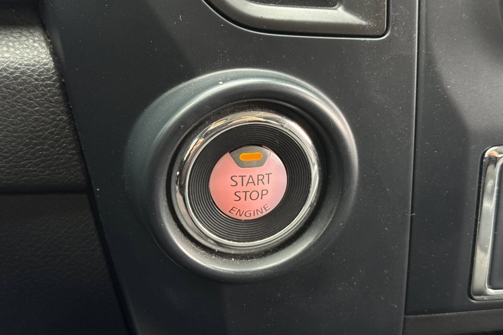 Used 2023 Nissan Titan SV image 32