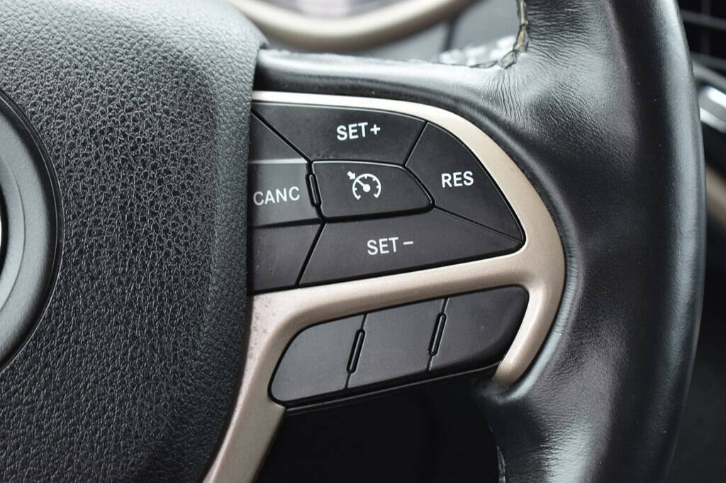 Used 2017 Jeep Cherokee Latitude w/ Comfort & Convenience Group AWD/4WD image 16