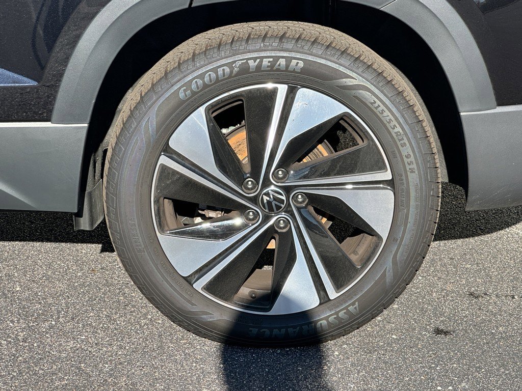 Used 2025 Volkswagen Taos SE w/ Panoramic Sunroof Package image 9