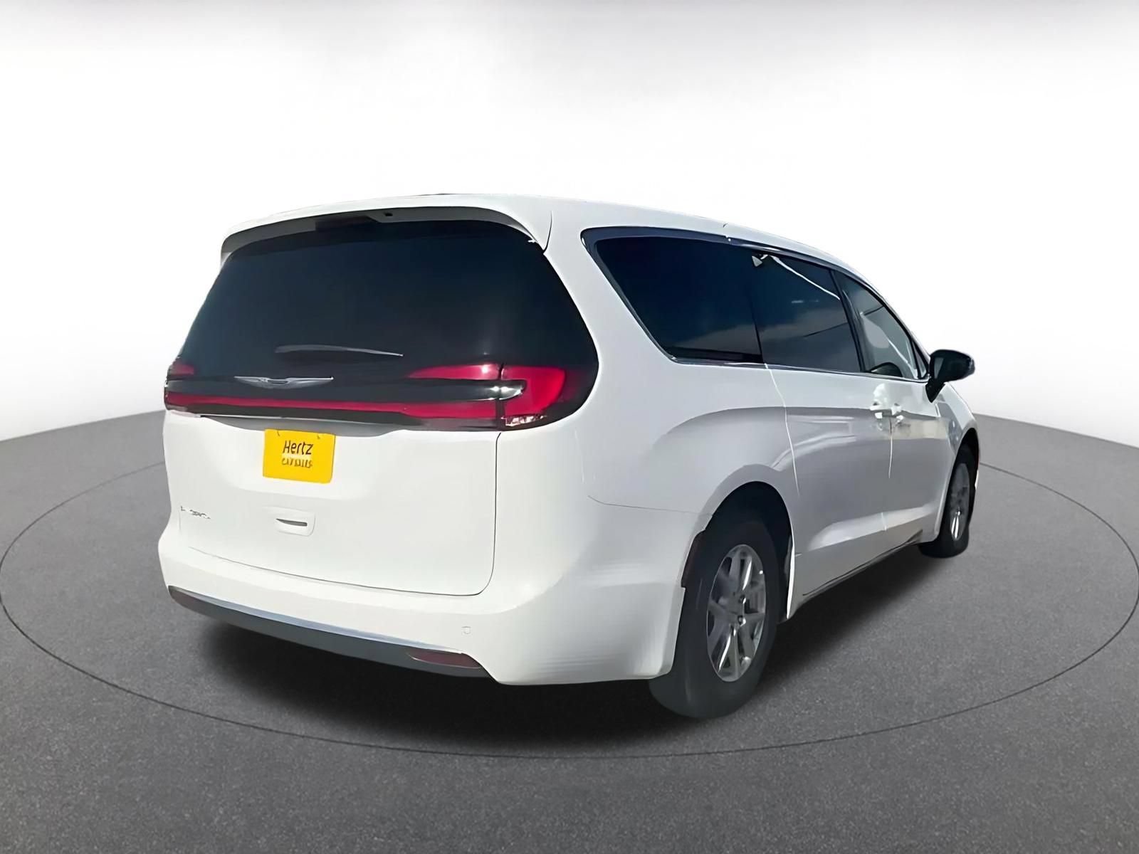 Used 2025 Chrysler Pacifica Select FWD image 13