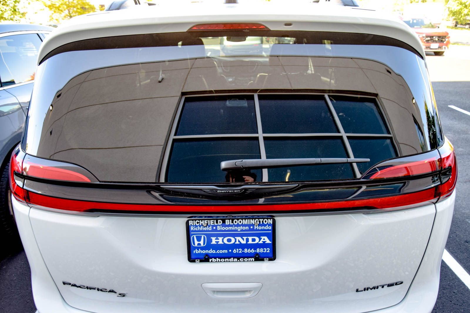 Used 2025 Chrysler Pacifica Limited FWD image 5