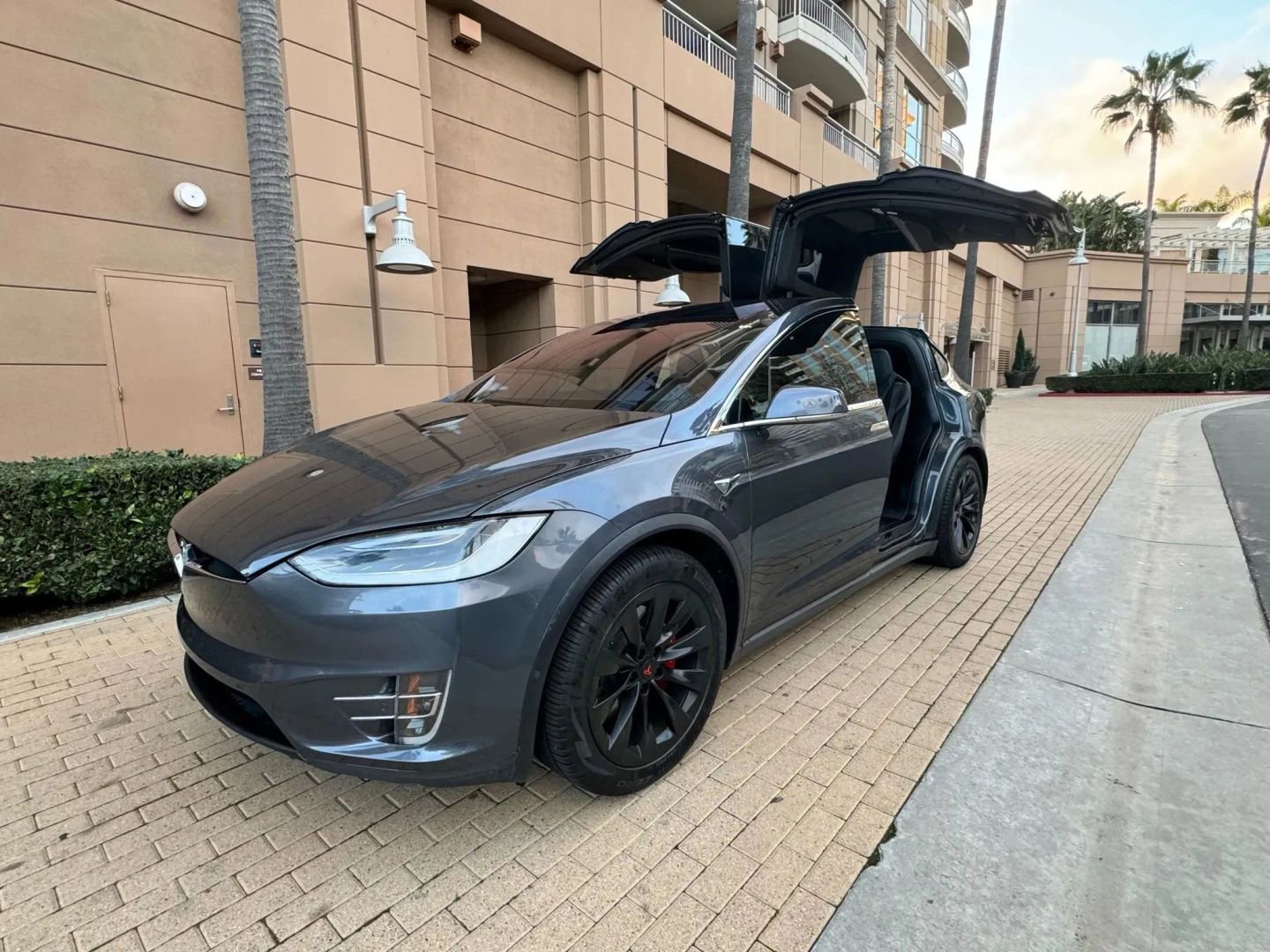 Used 2017 Tesla Model X 90D image 3