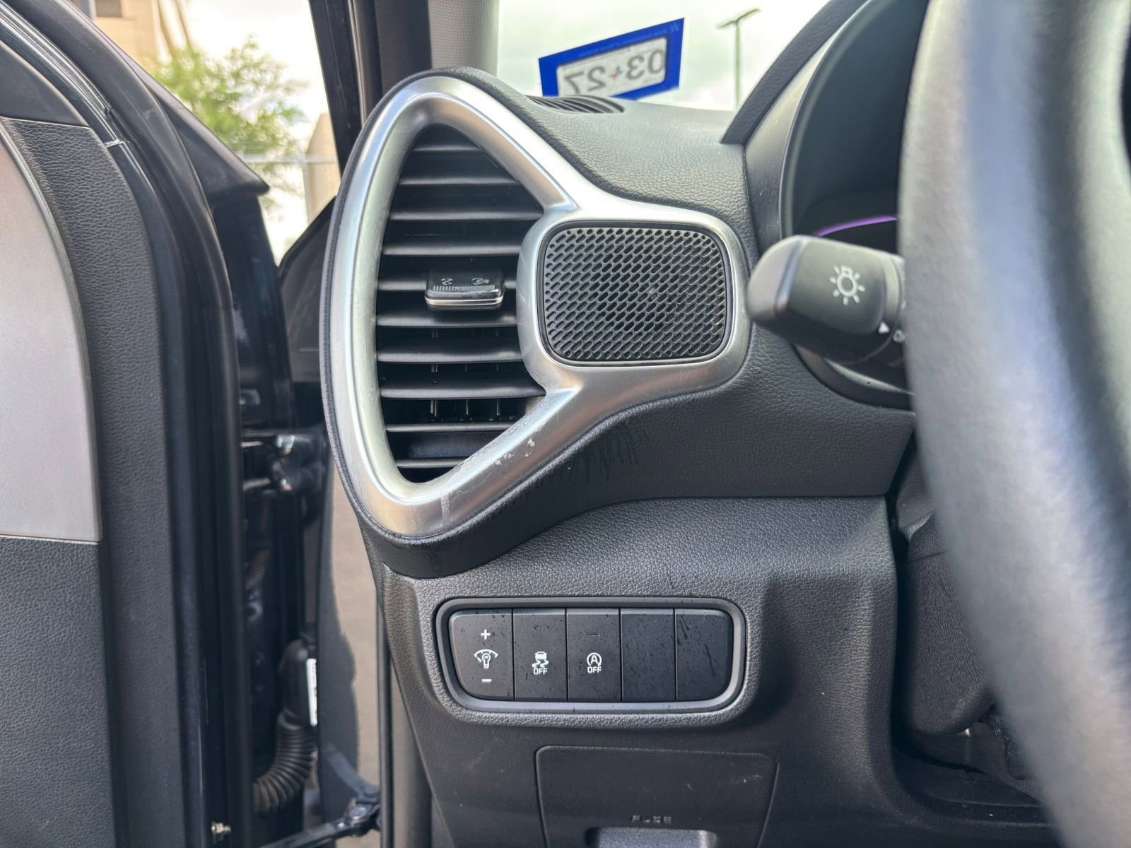 Used 2025 Kia Soul LX w/ LX Technology Package FWD image 32