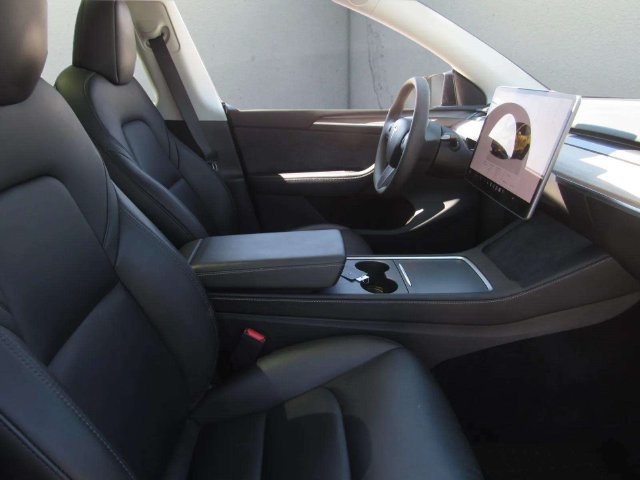 Used 2025 Tesla Model Y Long Range RWD image 8