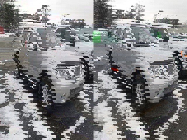 Used 2019 Nissan Frontier SV image 2