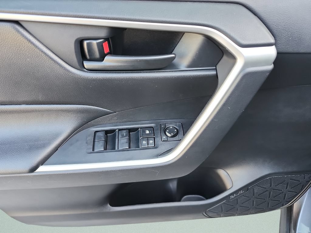 Used 2020 Toyota RAV4 LE FWD image 21