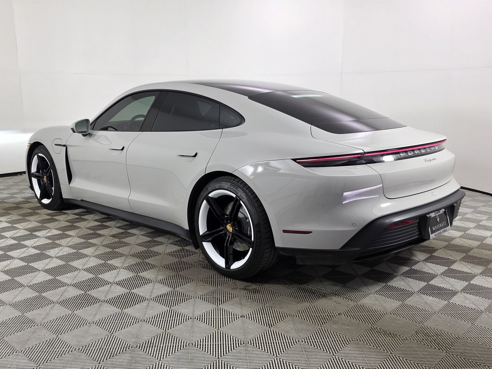 Used 2022 Porsche Taycan RWD image 5