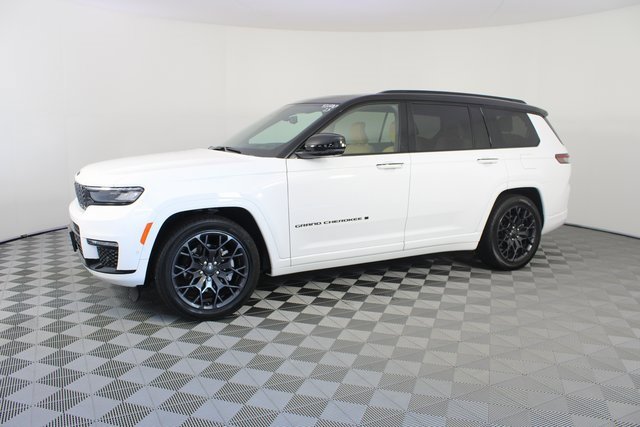 Used 2023 Jeep Grand Cherokee L Summit w/ Advanced Protech Group IV image 2