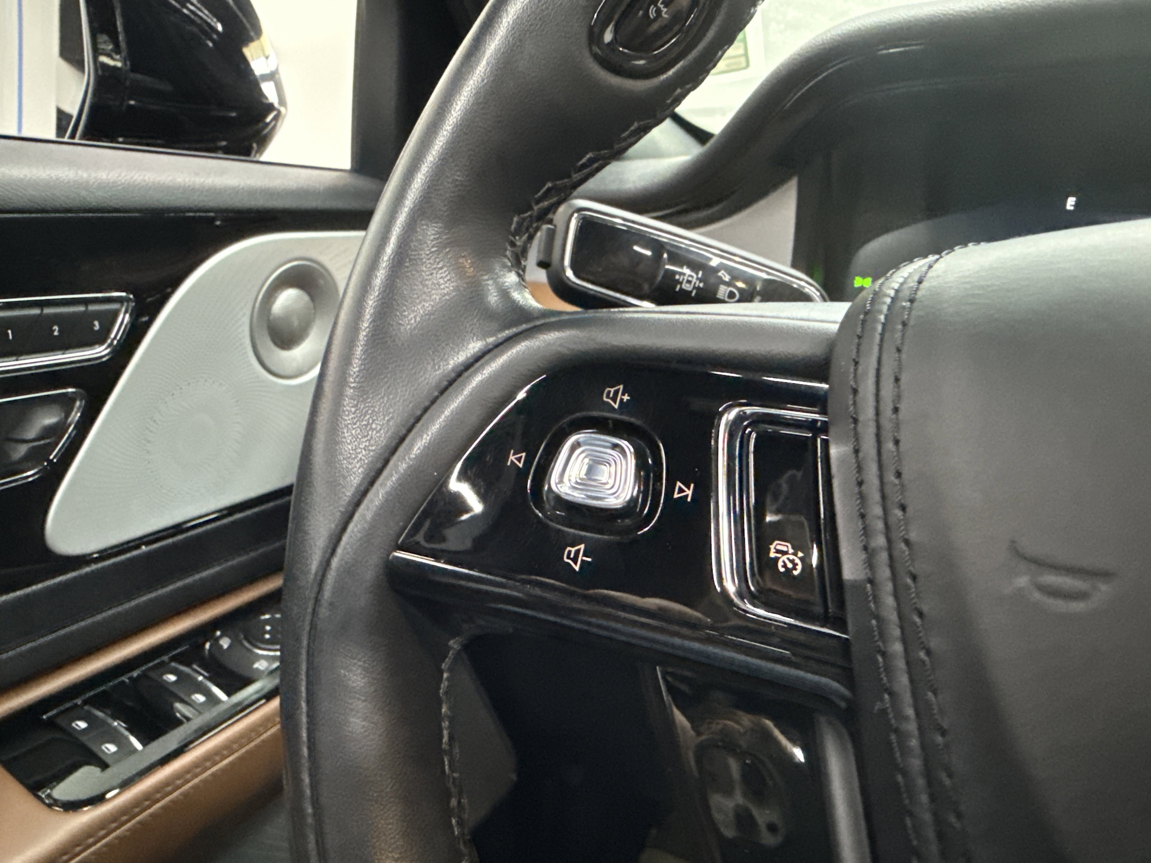 Used 2023 Lincoln Aviator Reserve w/ Equipment Group 201A image 15