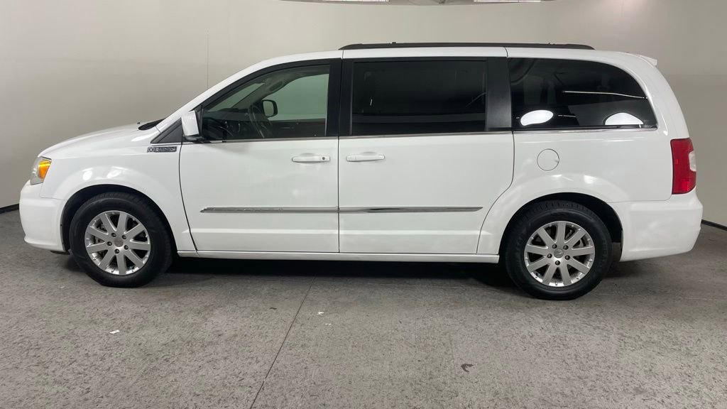 Used 2016 Chrysler Town & Country Touring FWD image 8