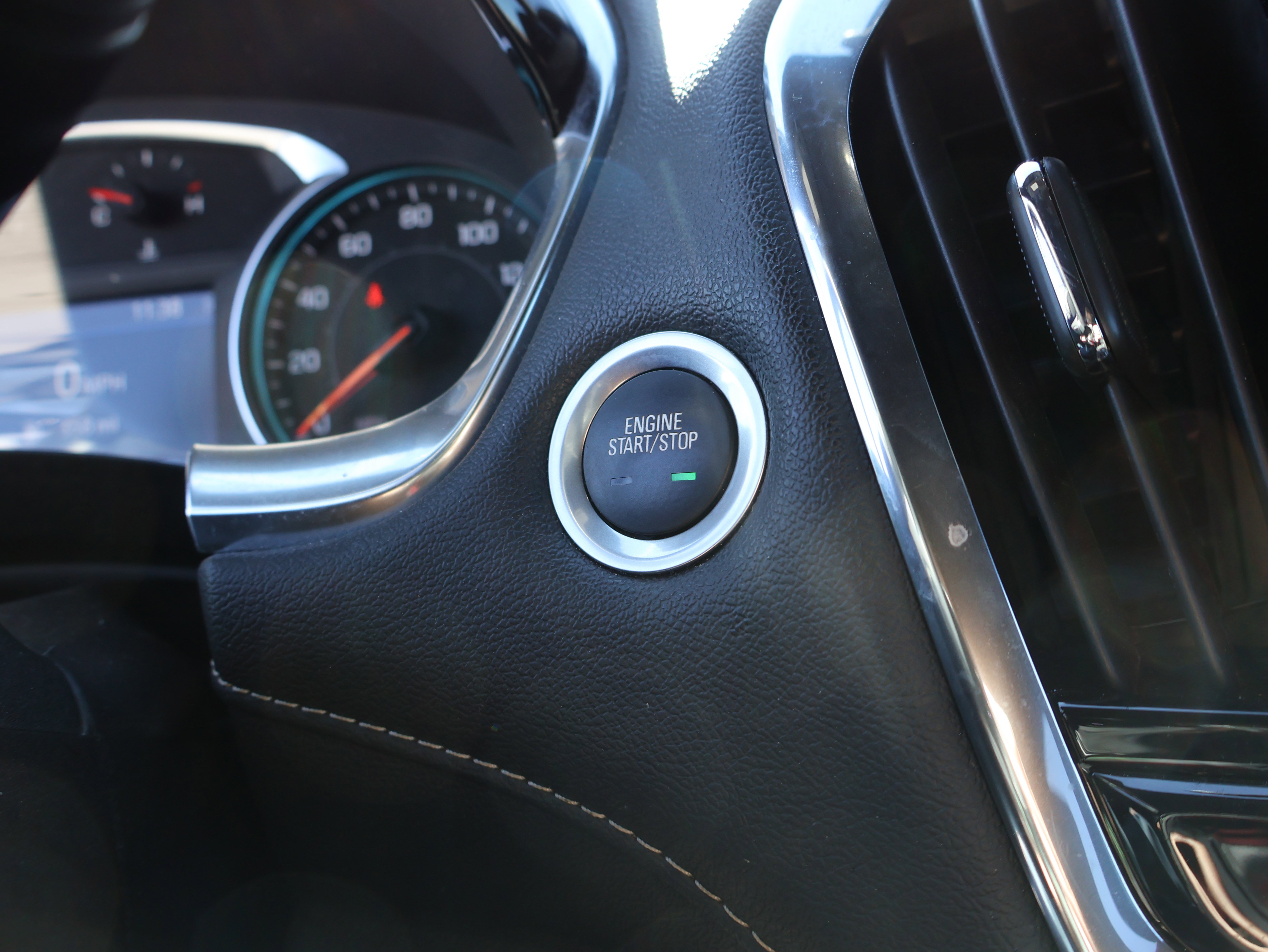 Used 2023 Chevrolet Traverse LT image 29