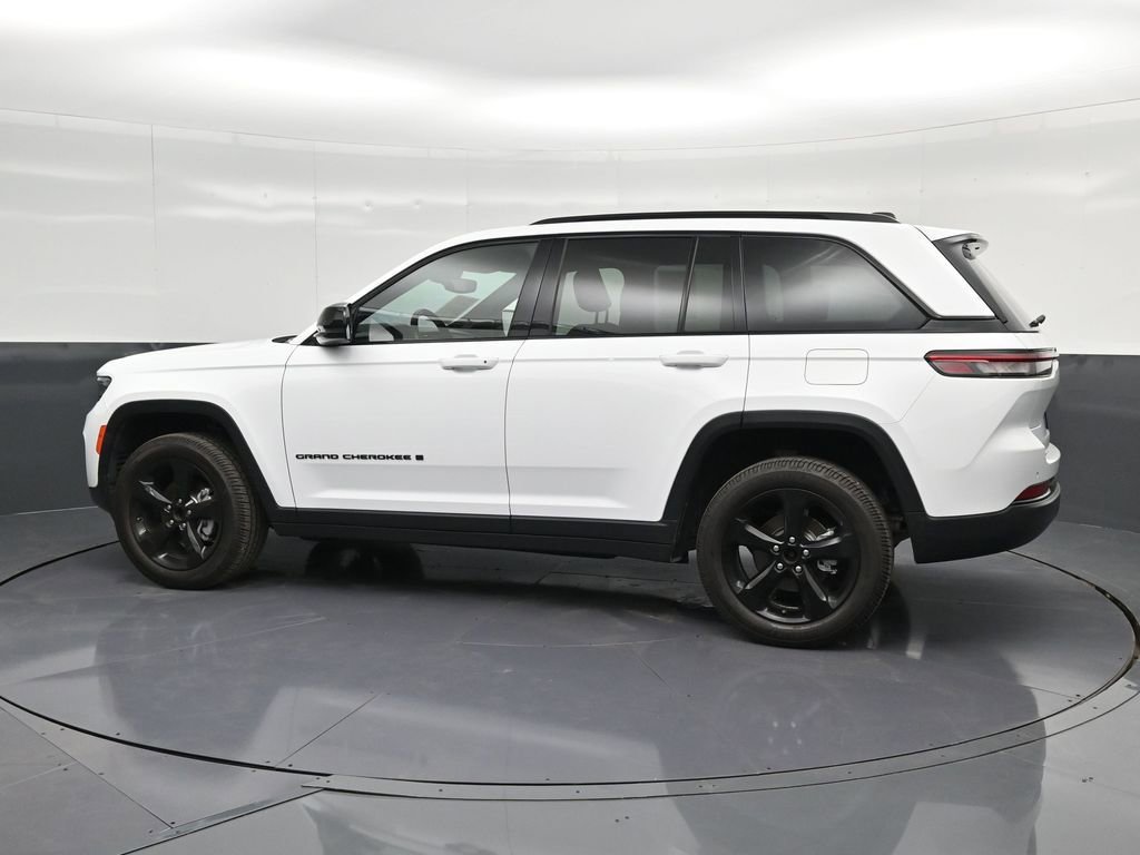 Used 2022 Jeep Grand Cherokee Altitude RWD image 8