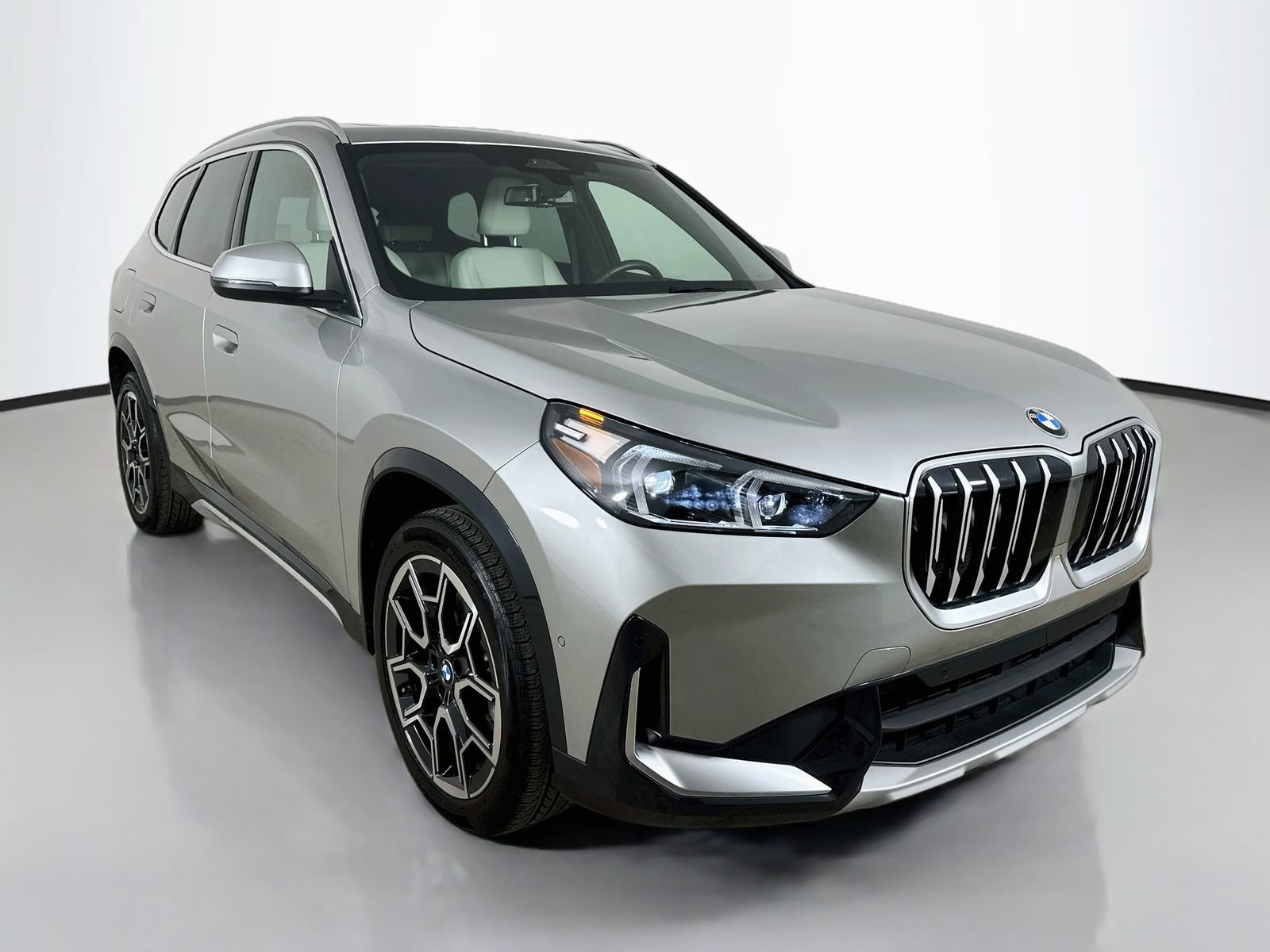 Used 2026 BMW X1 xDrive28i w/ Convenience Package AWD/4WD image 3