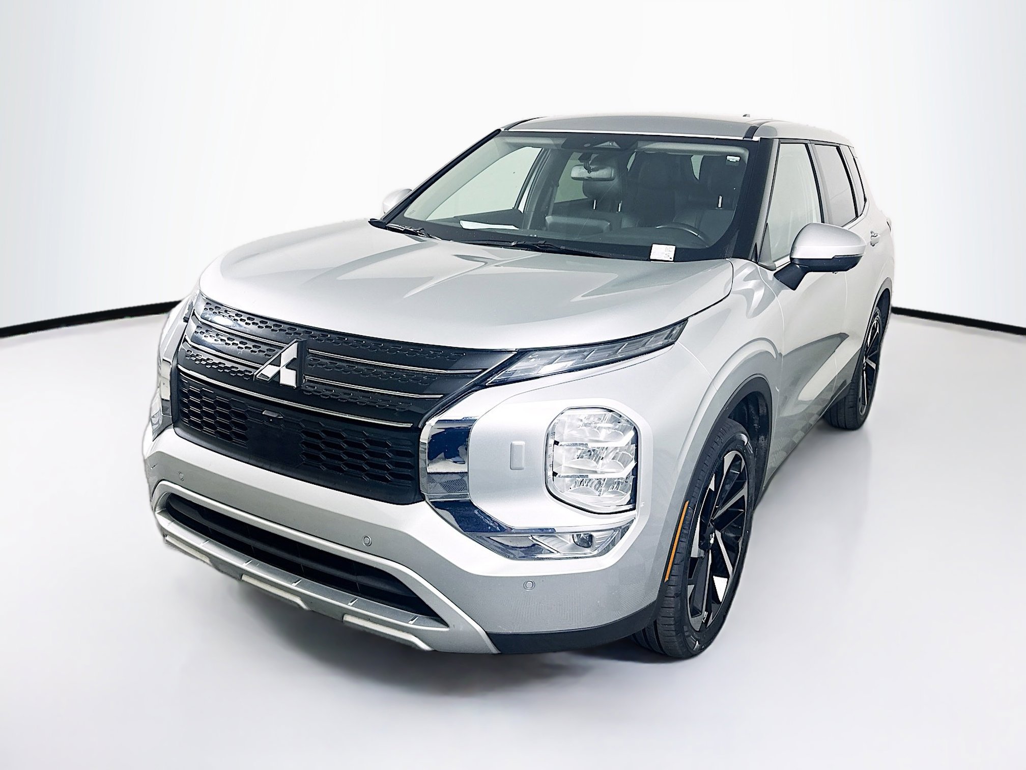 Used 2024 Mitsubishi Outlander SE image 3