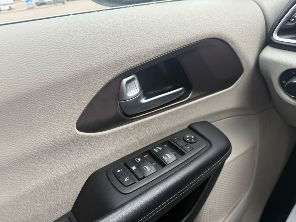 Used 2023 Chrysler Voyager LX image 15