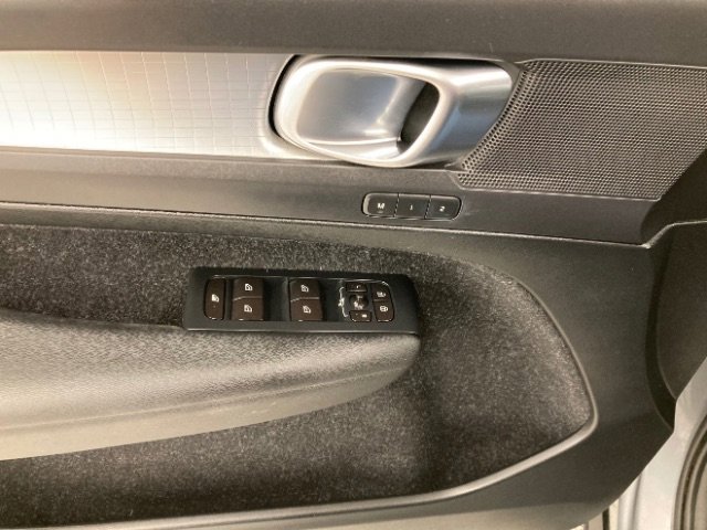 Used 2019 Volvo XC40 T5 Momentum image 32