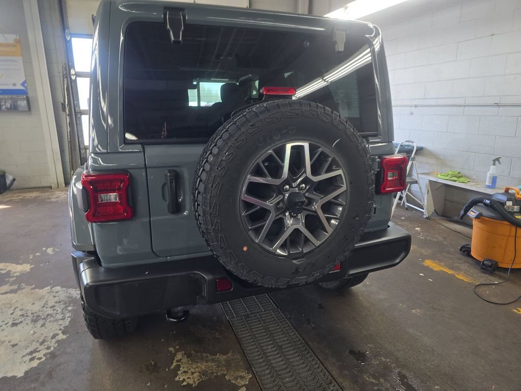 Used 2024 Jeep Wrangler Sahara w/ Technology Group AWD/4WD image 3