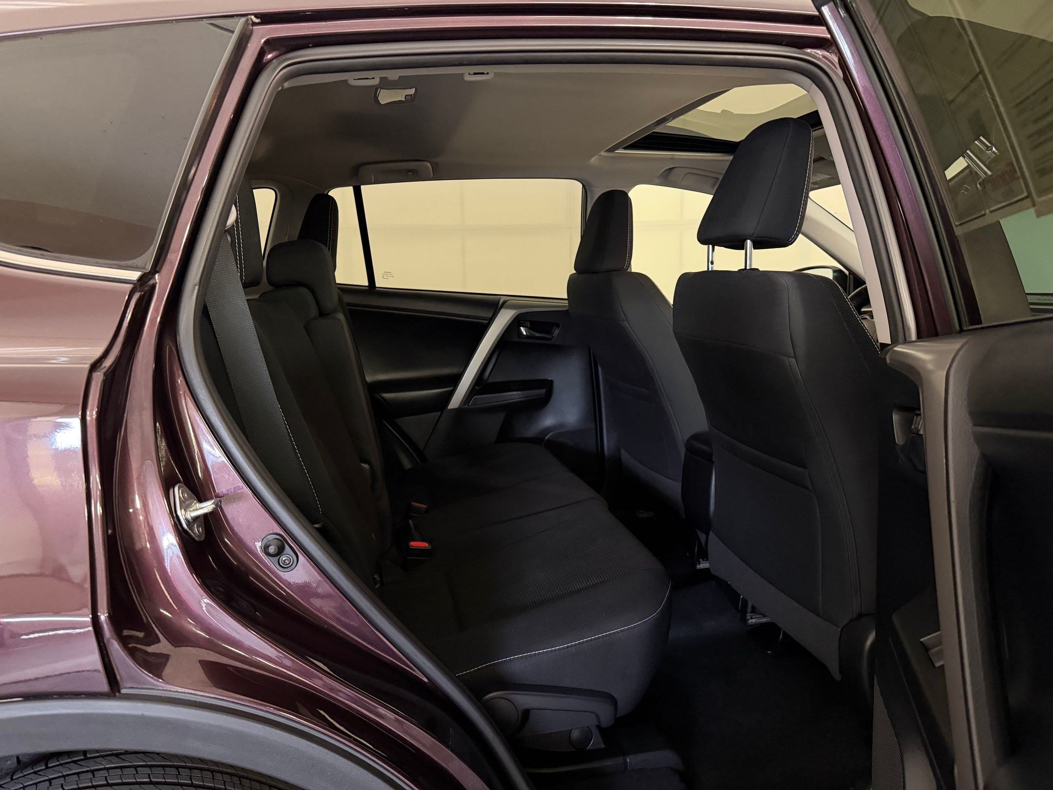 Used 2018 Toyota RAV4 XLE w/ Plus Extra Value Package AWD/4WD image 29