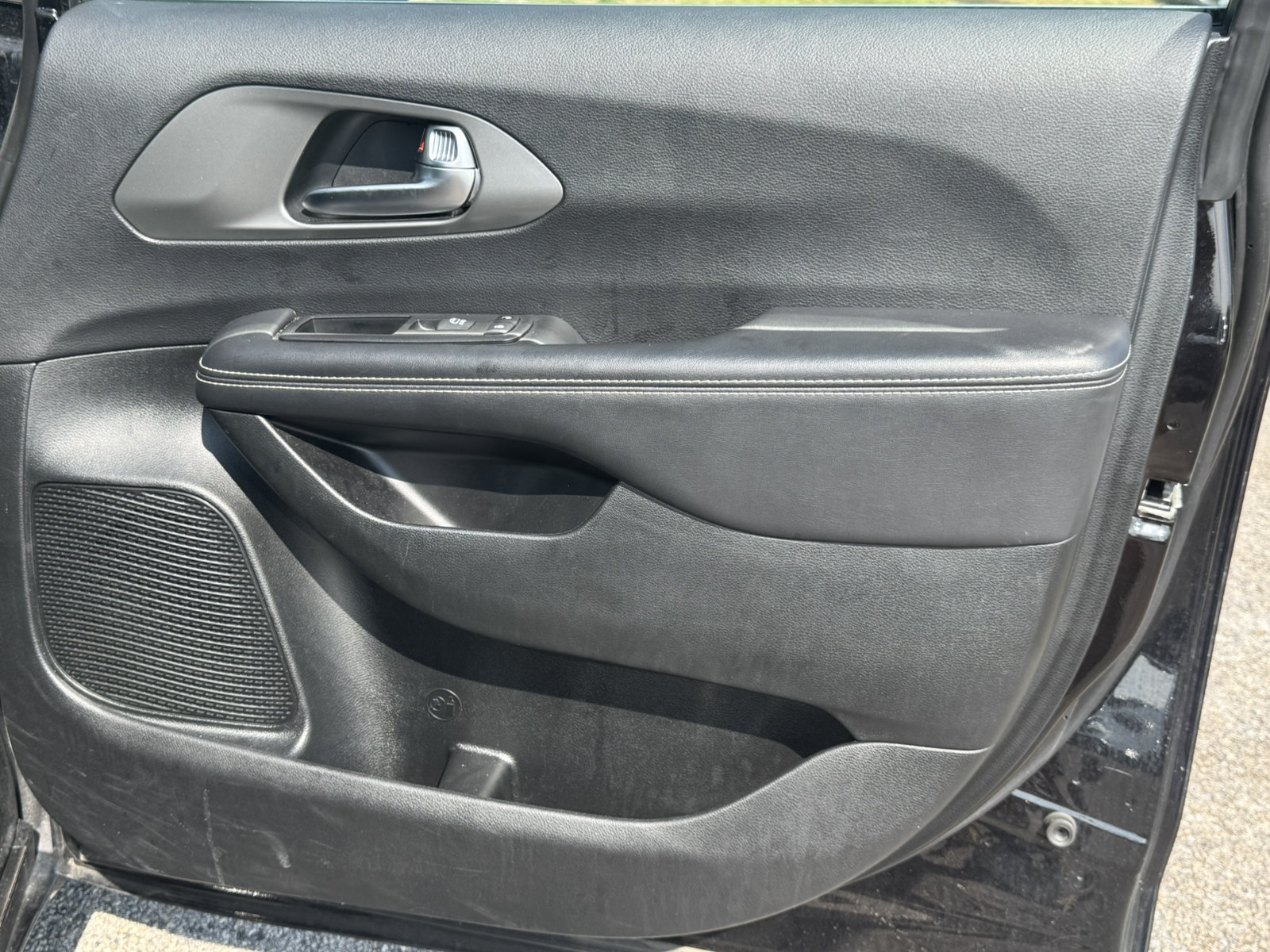 Used 2025 Chrysler Pacifica Select FWD image 16