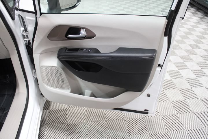 Used 2021 Chrysler Voyager Lxi FWD image 21