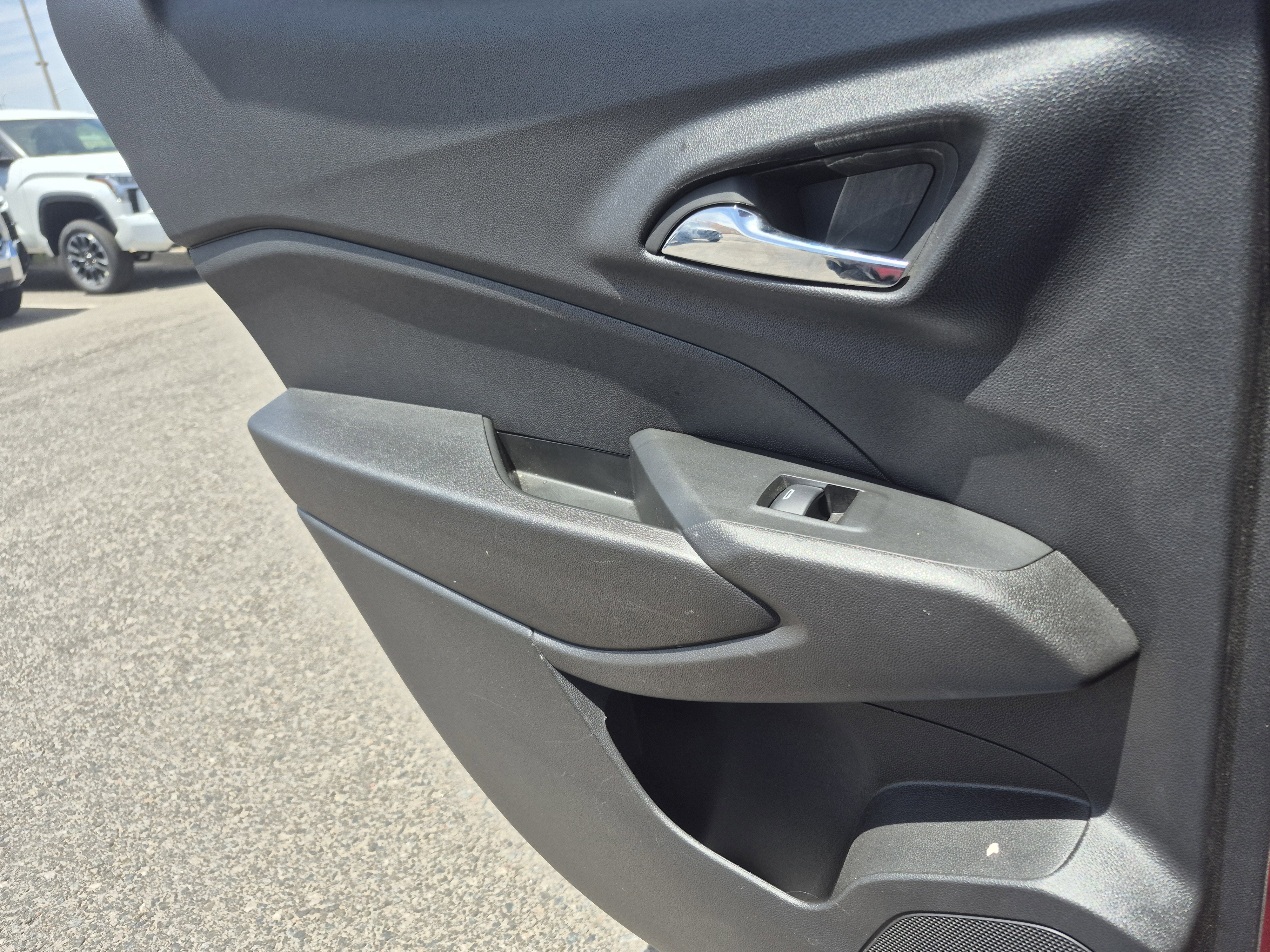 Used 2025 Chevrolet Trax RS w/ Driver Confidence Package FWD image 19