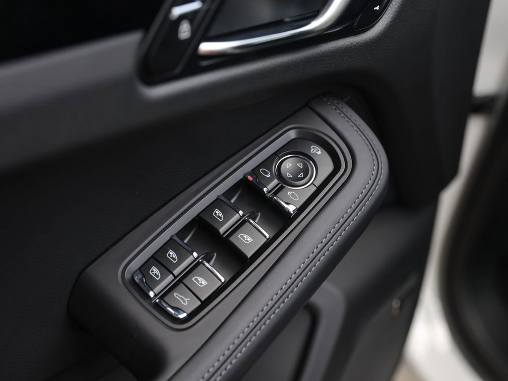 Certified 2025 Porsche Macan image 25
