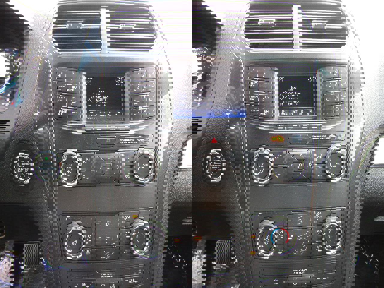 Used 2018 Ford Explorer XLT image 17