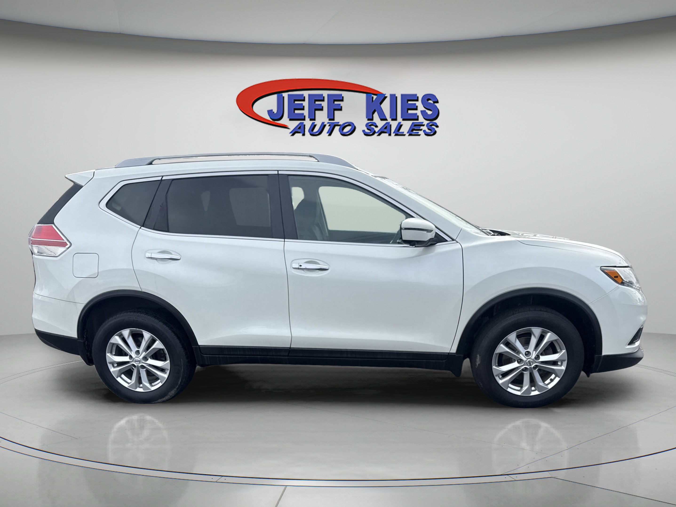 Used 2016 Nissan Rogue SV w/ SV Premium Package image 4
